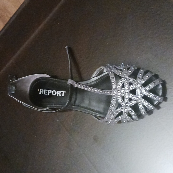 Report sz 7 sandals. - Picture 2 of 5